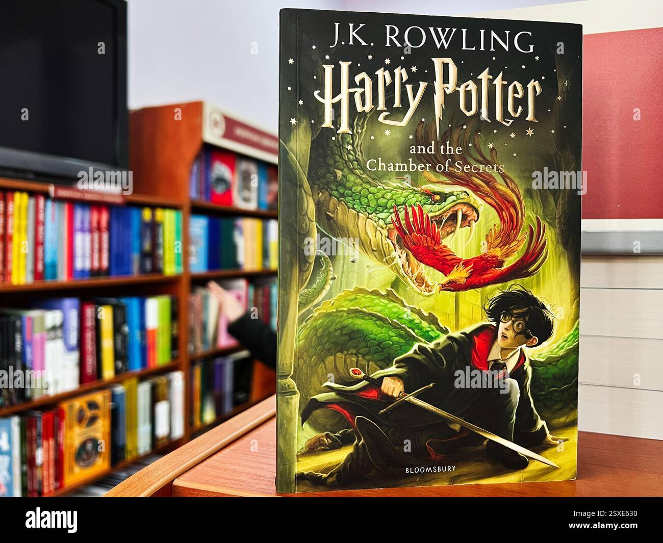 Lviv, Ukraine - 20 février 2025 : Harry Potter et la Chambre des secrets de J.K. Rowling exposé dans une librairie. Banque D'Images