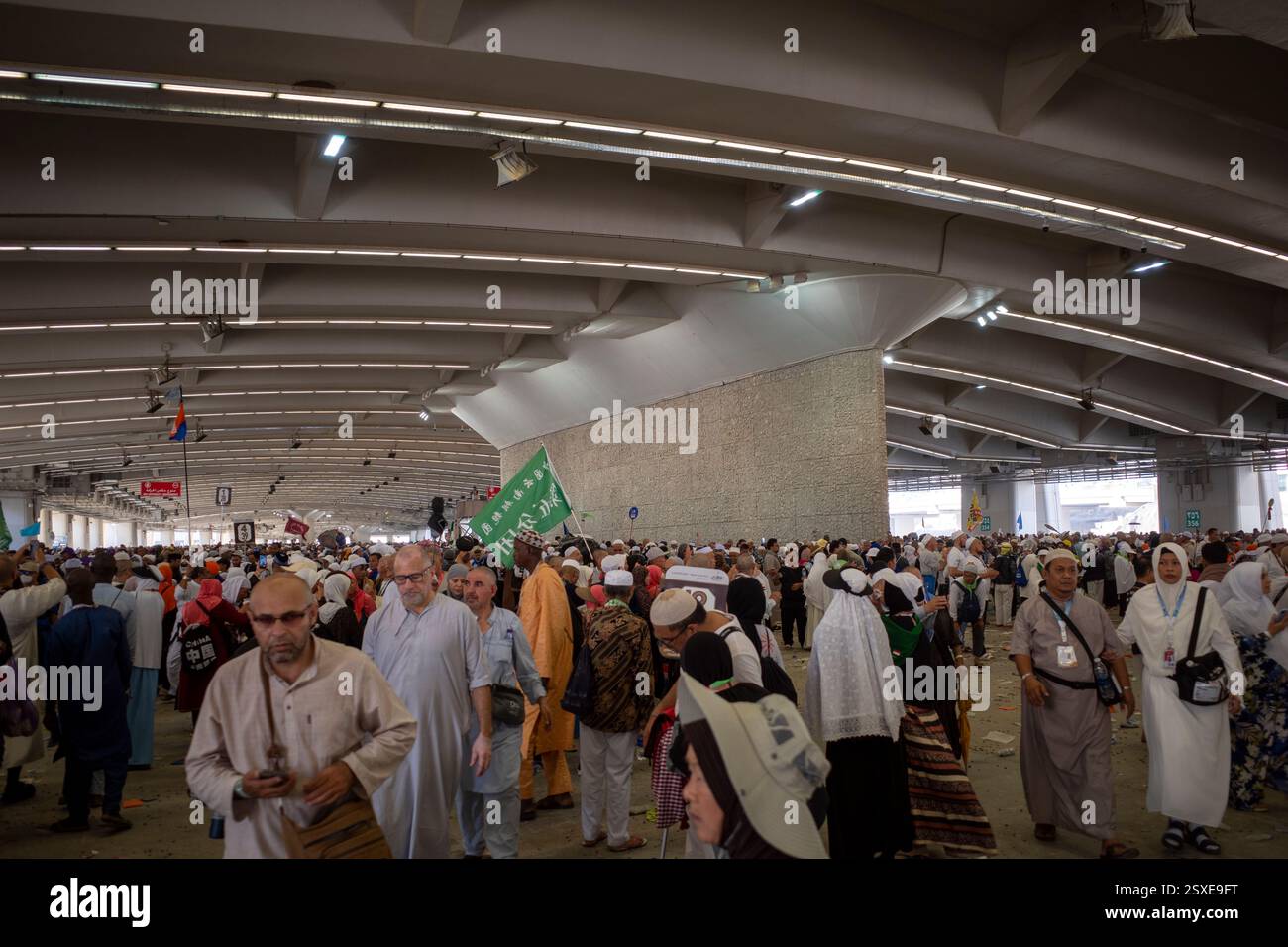 La Mecque, Arabie Saoudite - 18 juin 2024 : pèlerins faisant le rituel de lapidation Jamarat à Mina, Arabie Saoudite, pendant la saison du Hajj. Banque D'Images