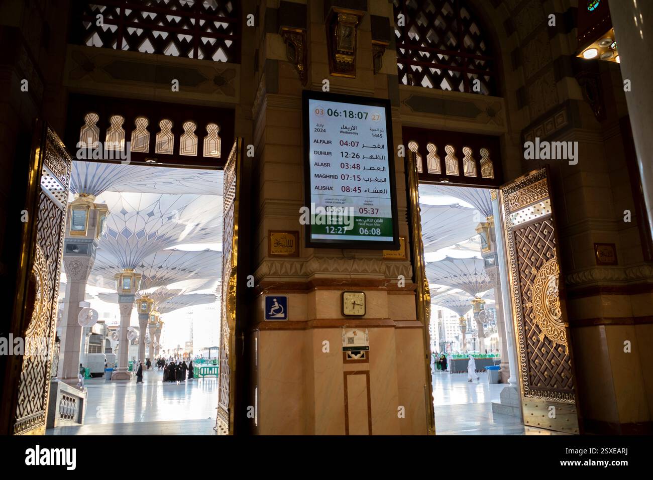 Medina, Arabie Saoudite - 3 juillet 2024 : heures de prière informations près de l'entrée de la Mosquée du Prophète, Masjid Nabawi, Médine, Arabie Saoudite. Banque D'Images