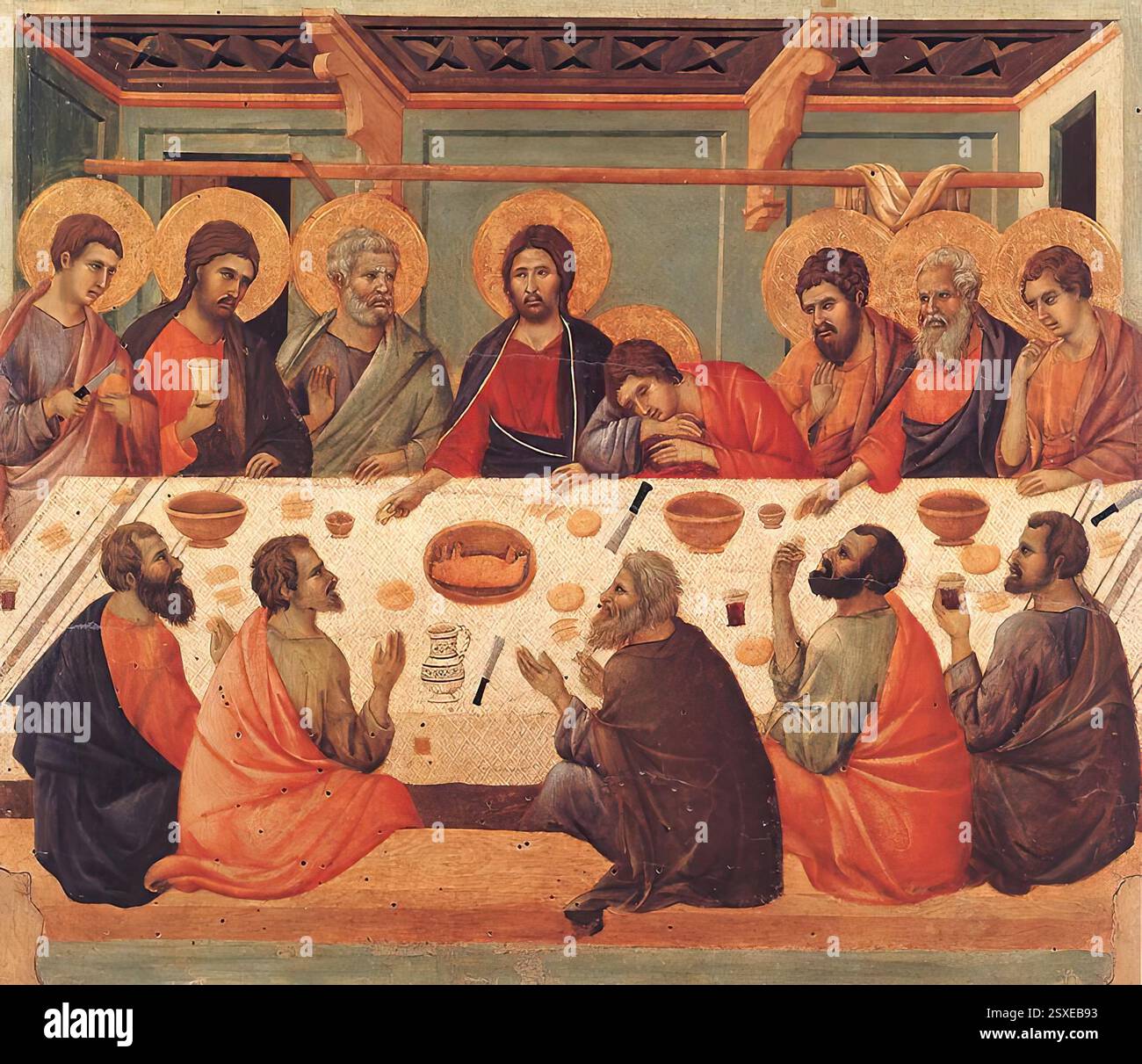DUCCIO di Buoninsegna (né vers 1255, Sienne, d. 1319, Sienne) dernière Cène 1308-11 Tempera sur bois, 50 x 53 cm Museo dell'Opera del Duomo, Sienne la dernière Cène est dominée par la figure centrale de Jésus qui, à l'étonnement des spectateurs, offre du pain à Judas Iscariot (montré dans d'autres panneaux avec les mêmes caractéristiques). Une expérience inhabituelle de l'espace a été faite avec Jean, dont la position est traditionnelle : la tête du disciple préféré est peinte devant la figure du Christ, et son halo derrière les épaules du Christ. Des bols en bois, des couteaux, une cruche décorée et un plat de viande, Banque D'Images DUCCIO di Buoninsegna (né vers 1255, Sienne, d. 1319, Sienne) dernière Cène 1308-11 Tempera sur bois, 50 x 53 cm Museo dell'Opera del Duomo, Sienne la dernière Cène est dominée par la figure centrale de Jésus qui, à l'étonnement des spectateurs, offre du pain à Judas Iscariot (montré dans d'autres panneaux avec les mêmes caractéristiques). Une expérience inhabituelle de l'espace a été faite avec Jean, dont la position est traditionnelle : la tête du disciple préféré est peinte devant la figure du Christ, et son halo derrière les épaules du Christ. Des bols en bois, des couteaux, une cruche décorée et un plat de viande, Banque D'Images