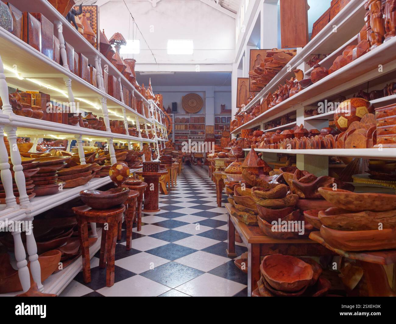 Intérieur de beaux produits artésiens fabriqués à la main tous en bois sur place dans la ville d'Essaouira, Maroc, février 2025 Banque D'Images