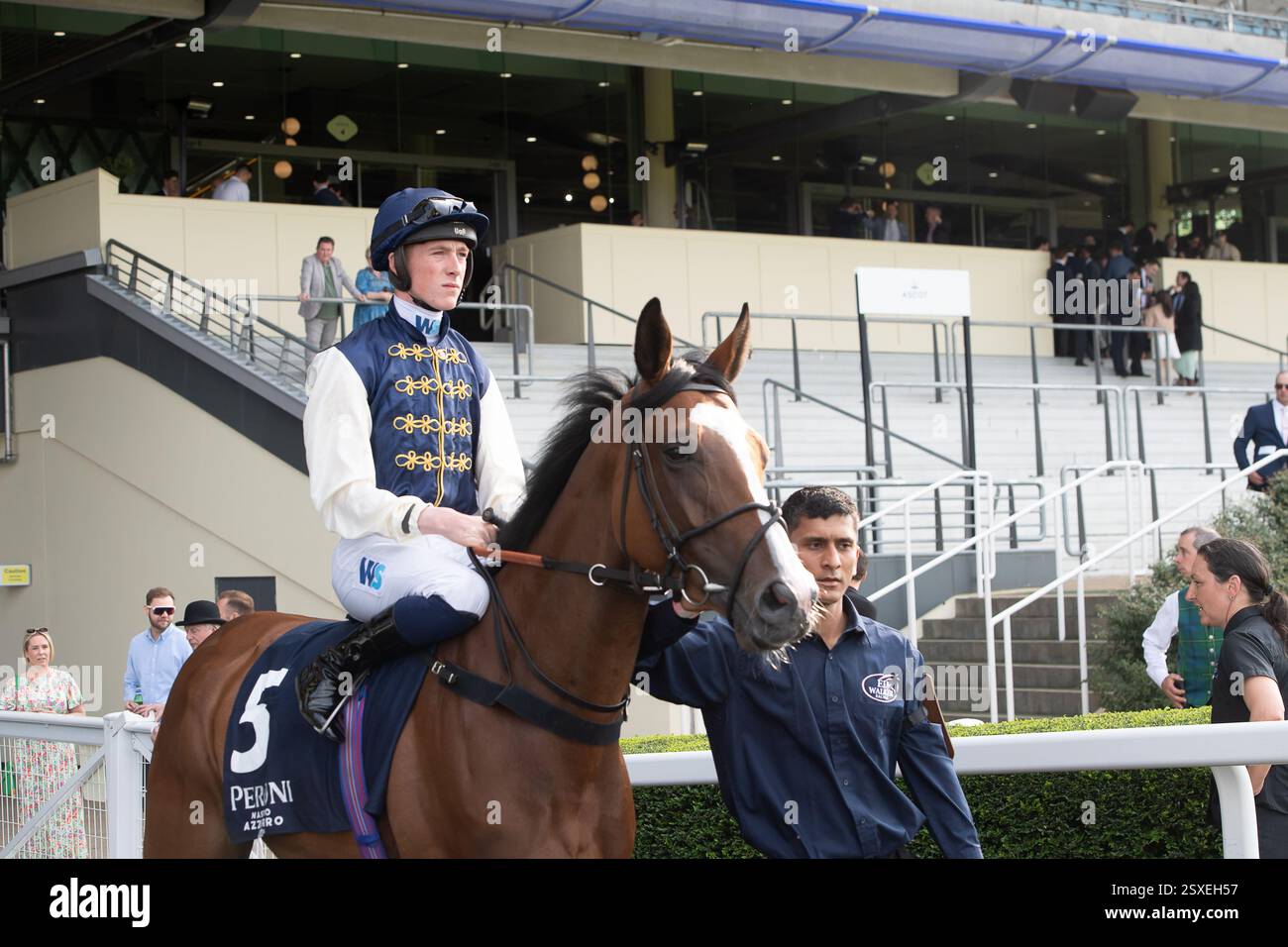 Ascot, Berkshire, Royaume-Uni. 10 mai 2024. Cheval HEDONISTA monté par le jockey Joe Leavy se dirige sur le circuit pour les Peroni Nastro Azzurzo 0,0% Apprentice handicap Stakes à Ascot Racecourse au Peroni Nastro Azzurro 0,0% Friday Raceday. Crédit : Maureen McLean/Alamy Banque D'Images