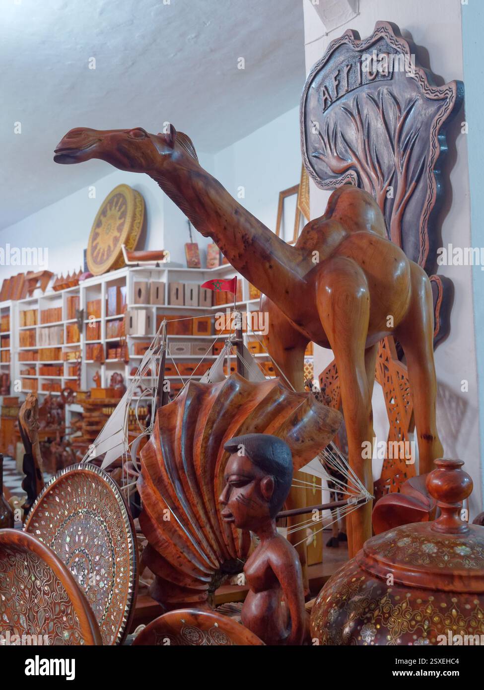 Intérieur de beaux produits artésiens fabriqués à la main tous en bois sur place dans la ville d'Essaouira, Maroc, février 2025 Banque D'Images