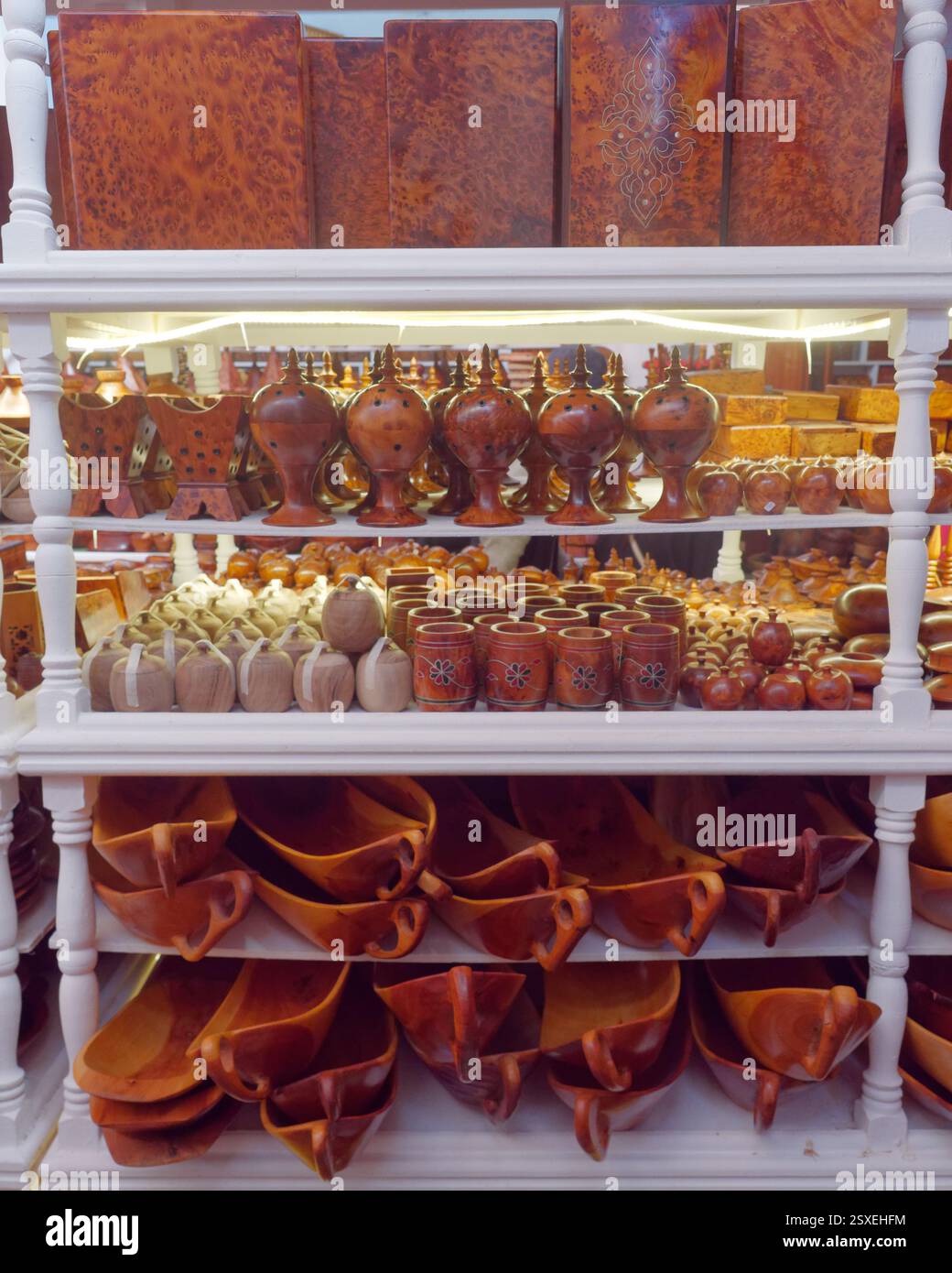 Intérieur de beaux produits artésiens fabriqués à la main tous en bois sur place dans la ville d'Essaouira, Maroc, février 2025 Banque D'Images