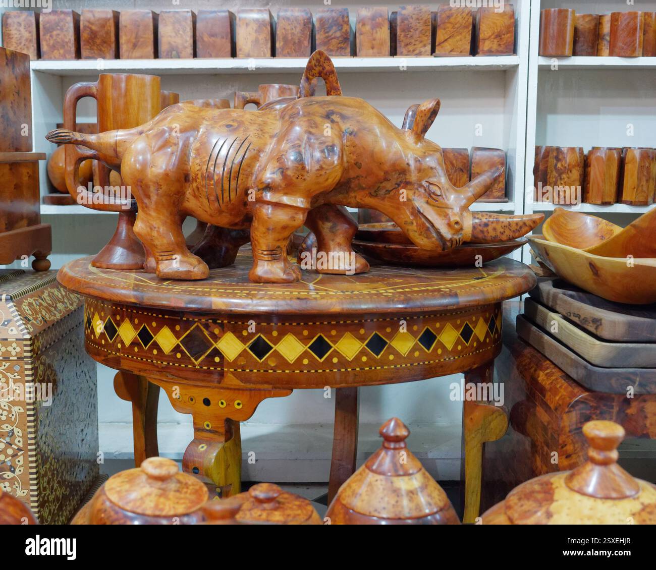 Intérieur de beaux produits artésiens fabriqués à la main tous en bois sur place dans la ville d'Essaouira, Maroc, février 2025 Banque D'Images