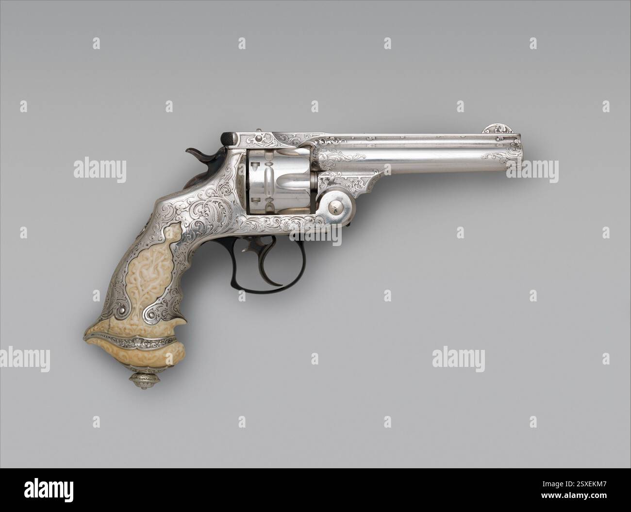 Ce revolver Smith and Wesson .44 double action (1888-89) sur mesure a été décoré par Tiffany & Co pour George Jay Gould. Le revolver est orné d'argent sterling, d'ivoire et de motifs saracéniques d'inspiration islamique. Banque D'Images
