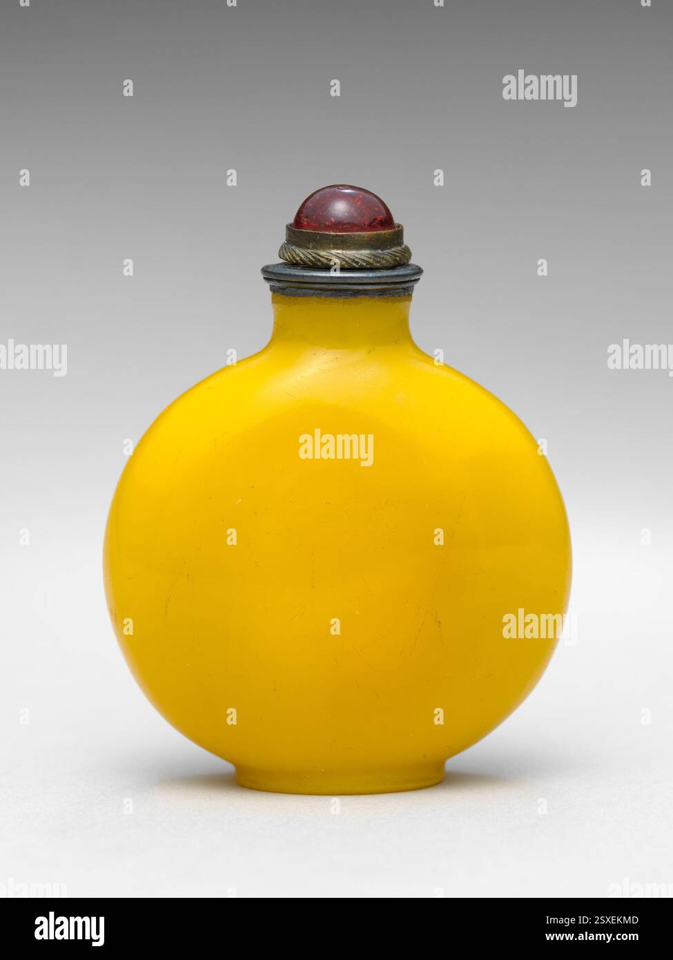 Flacon à priser avec bouchon, dynastie Qing, Chine, période Qianlong (1736-95). Fabriquée en verre, cette bouteille à priser illustre l'art Qing. Banque D'Images