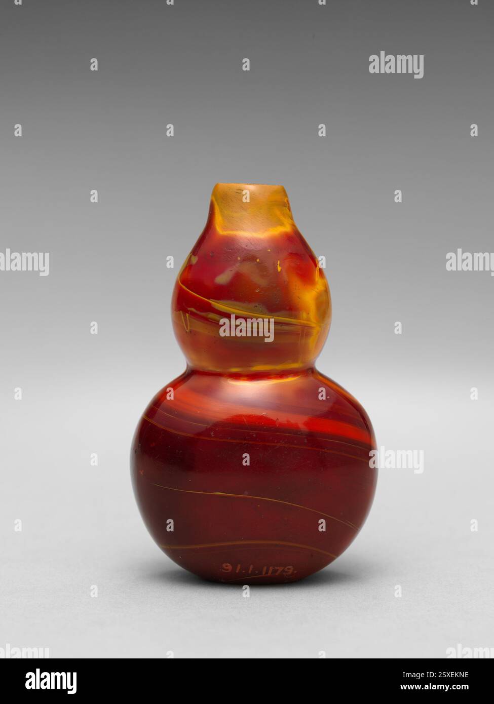 Une bouteille à priser en verre datant de la période Qianlong de la dynastie Qing (1736-95), démontrant un savoir-faire de haute qualité et un design décoratif typique des bouteilles à priser chinoises. Banque D'Images