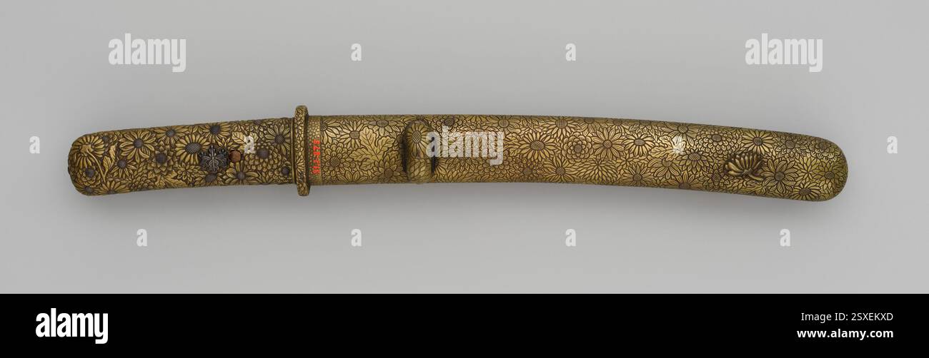Une monture du XIXe siècle pour un tantō japonais, une lame courte de moins de 30 cm, fabriquée en bois, laque et laiton. Cette pièce reflète l'armement traditionnel japonais et l'artisanat. Banque D'Images