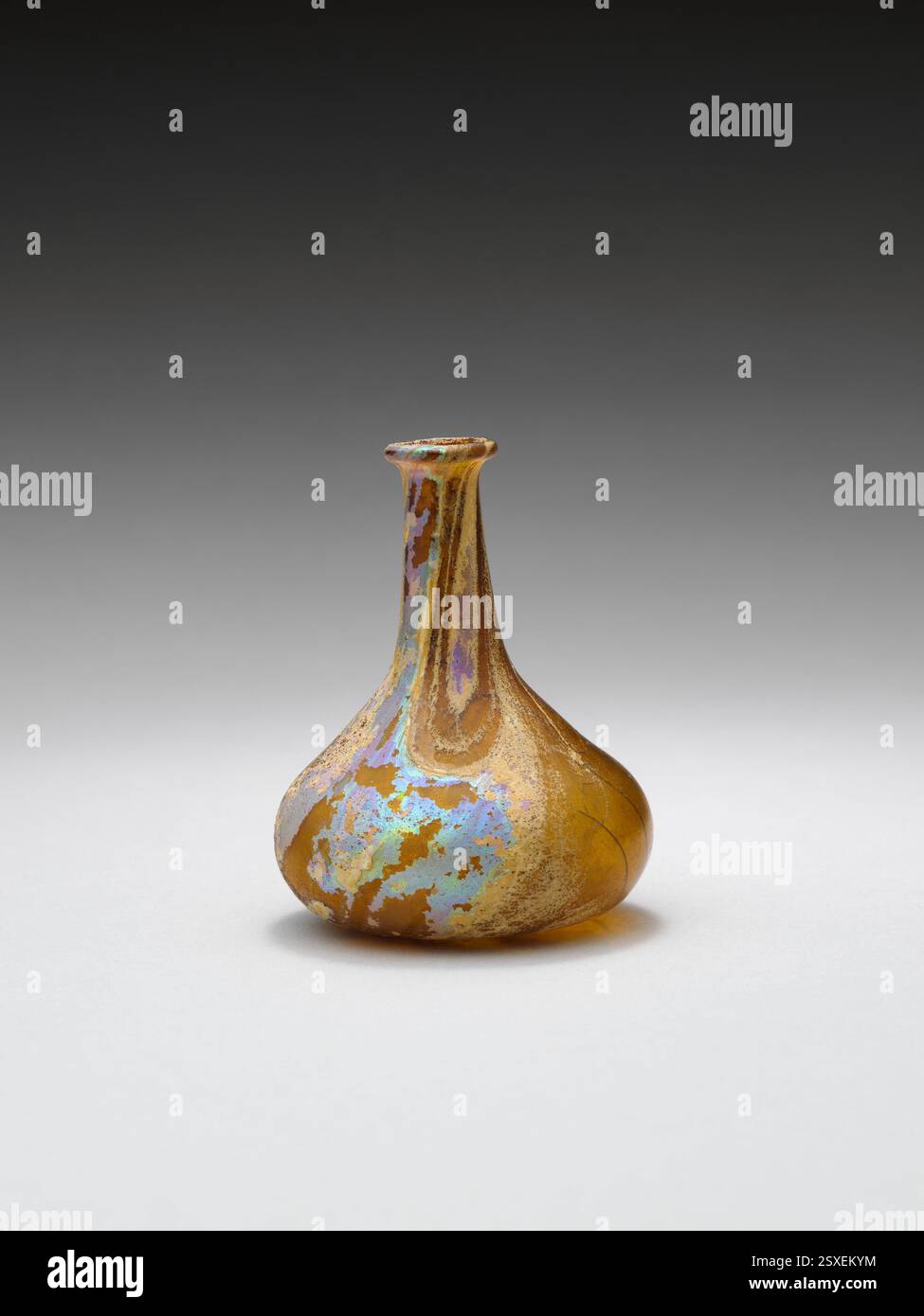 Flacon de parfum en verre, romain, 1er siècle ce. Cette bouteille en verre brun ambré translucide présente un rebord renversé et un col cylindrique, orné de traînées blanches. Son corps conique squat présente des techniques romaines caractéristiques de travail du verre. Banque D'Images