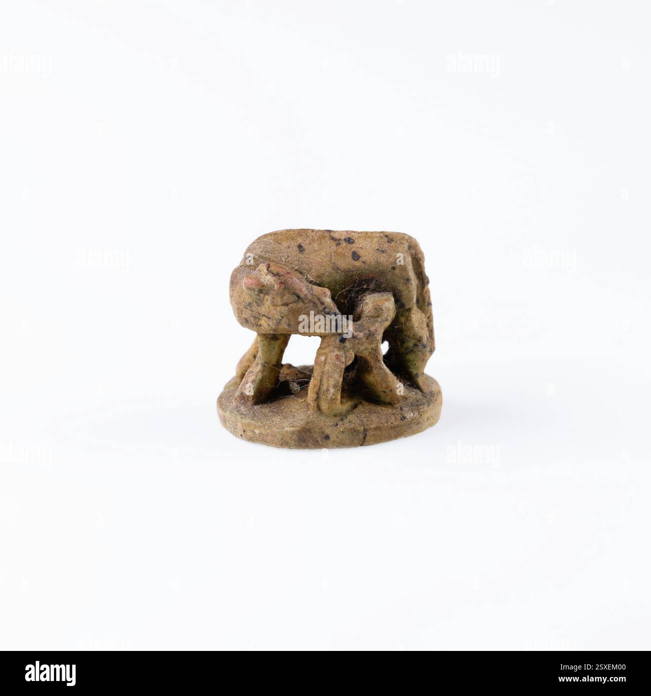 Cette amulette de la première période intermédiaire présente des faucons antithétiques flanquant un ankh, symbolisant le pouvoir royal et la protection. Le lion accroupi en dessous signifie des forces dangereuses contrôlées par le roi. Il a probablement été utilisé comme charme protecteur, en particulier pour les femmes et les enfants dans les sépultures. Banque D'Images