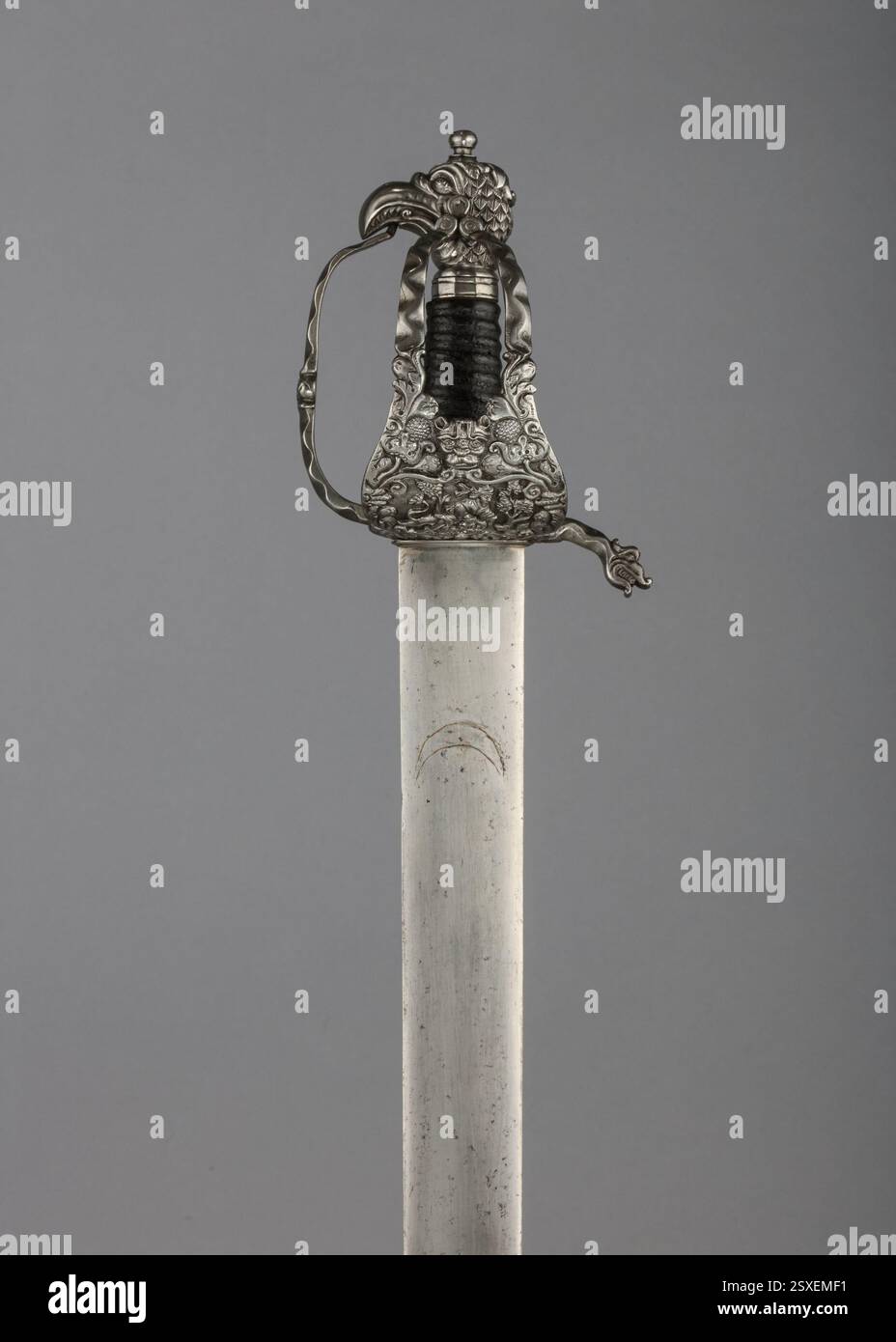 Épée italienne datant d'environ 1650, avec une lame en acier et une poignée en cuir. L'épée large était un bras de poing commun au XVIIe siècle, conçu à la fois pour la coupe et la poussée. Banque D'Images