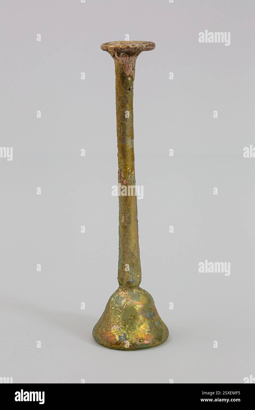 Flacon de parfum en verre romain du IIe-IIIe siècle de notre ère, présentant une couleur bleu-vert clair translucide, une bouche évasée et une altération sévère avec iridescence. Banque D'Images