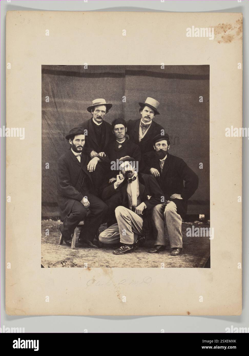 Photographie des commis travaillant au bureau du 2e quartier-maître au Camp Nelson, Kentucky, pendant la guerre de Sécession. L'image a été capturée par G. W. Foster ou F. Glessner, montrant les soldats dans leurs rôles administratifs. L'impression argentée à l'albumen du négatif en verre représente l'effort militaire et les activités quotidiennes au camp pendant les années 1860 Banque D'Images