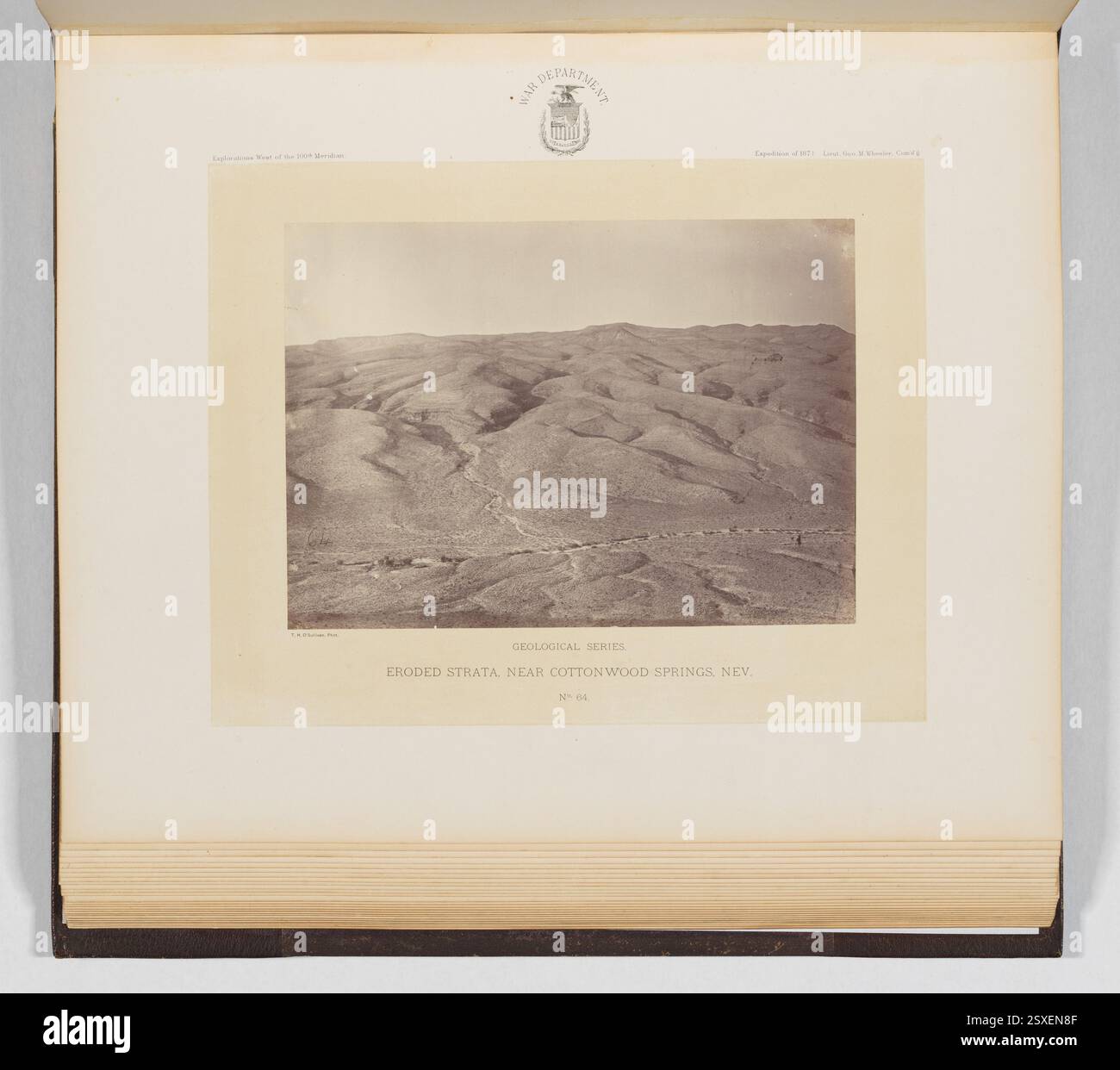 L'estampe argentée de Timothy H. O'Sullivan de 1871 montre des strates érodées près de Cottonwood Springs, Nevada, révélant les caractéristiques géologiques du paysage aride de l'Ouest américain. Banque D'Images