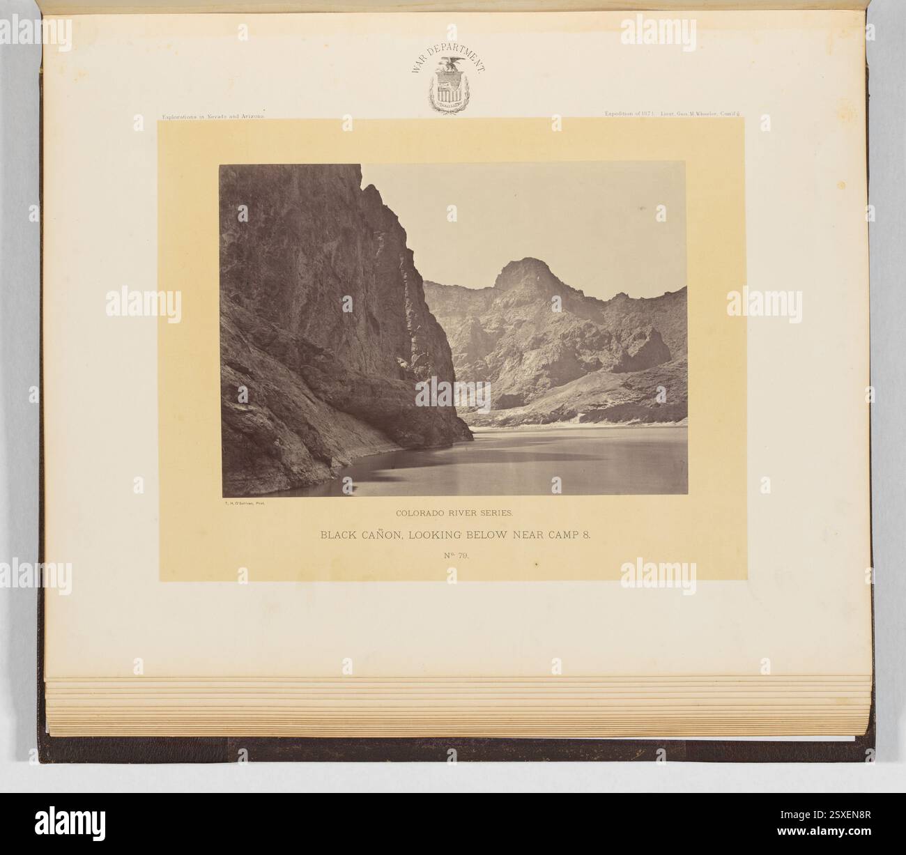 Cette impression argentée 1871 de Timothy H. O'Sullivan capture la vue en dessous de Black Cañon près de Camp 8, mettant en valeur le magnifique paysage de l'Arizona. Banque D'Images