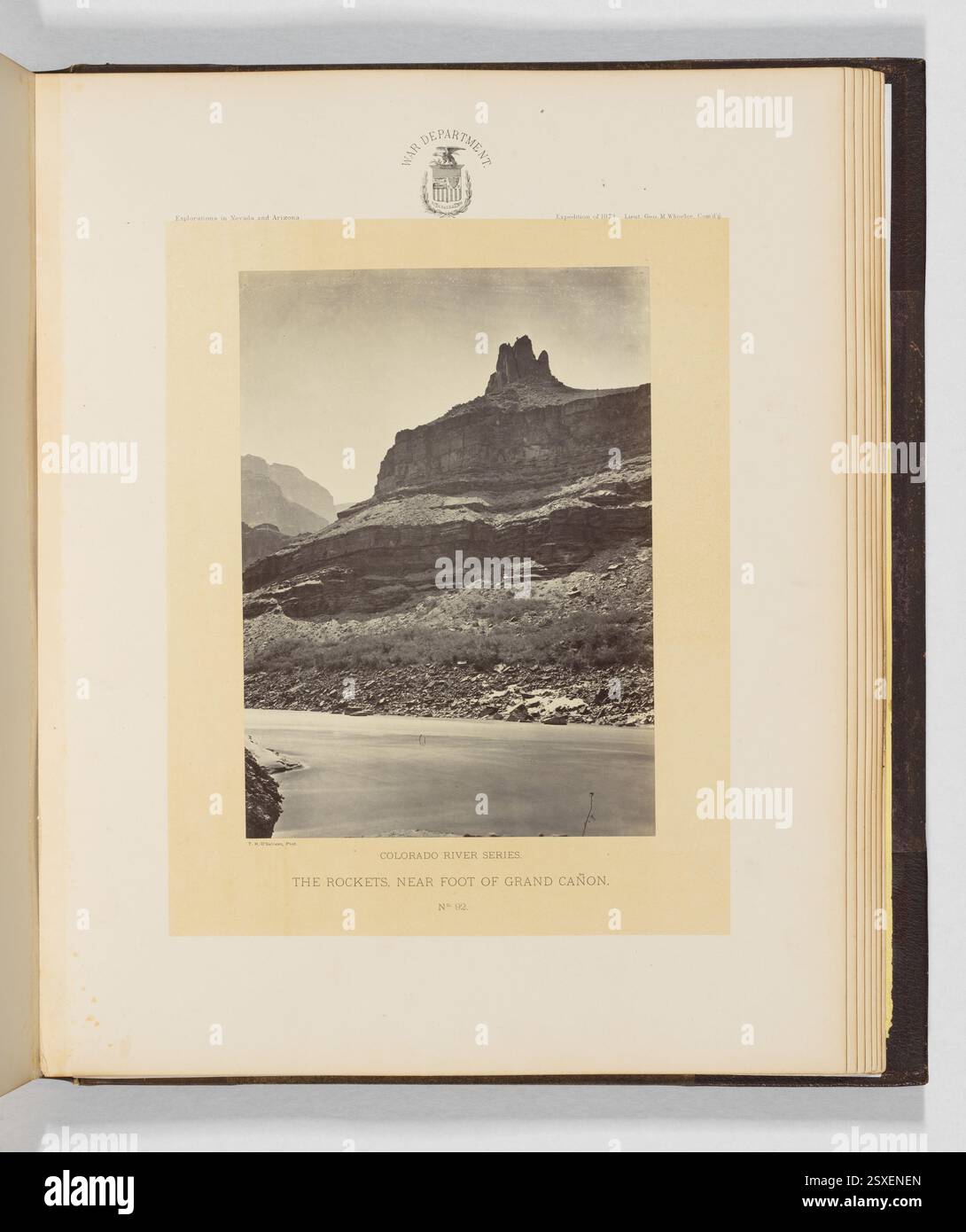 Dans ce tirage argenté de 1871, Timothy H. O'Sullivan capture les formations rocheuses « The Rockets » près du pied du Grand Cañon, mettant en valeur le paysage géologique spectaculaire. Banque D'Images