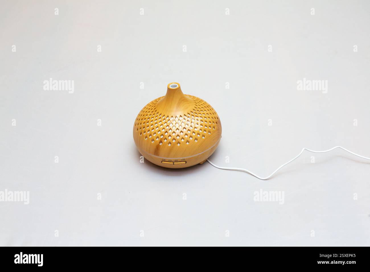 Diffuseur d'huile essentielle électrique moderne diffusant des parfums d'aromathérapie dans l'air Banque D'Images