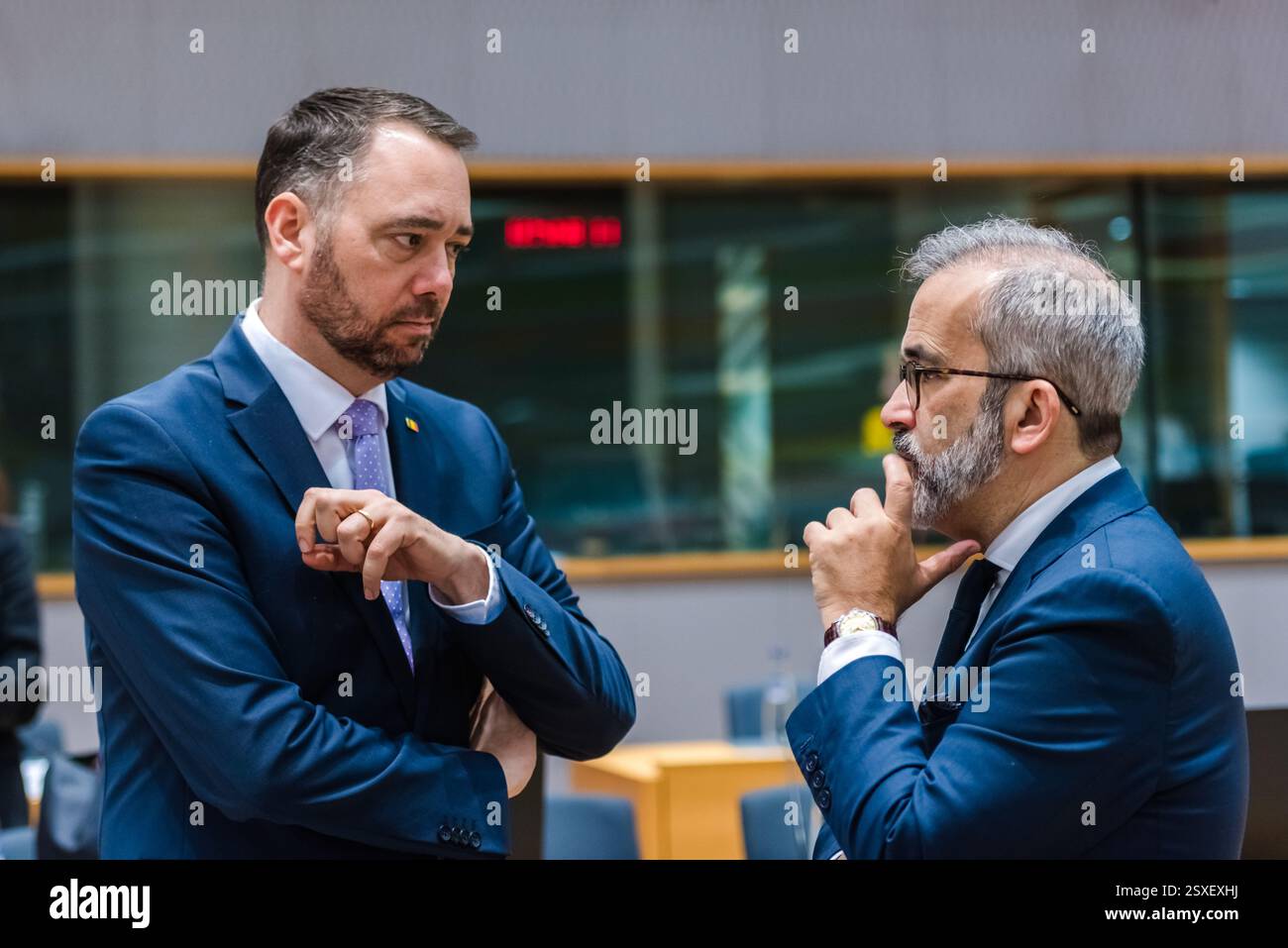 BRUXELLES, BELGIQUE - 24 FÉVRIER 2025.le ministre belge des Affaires étrangères, des Affaires européennes et de la coopération au développement, Maxime Prevot (à gauche), s'entretient avec le ministre portugais des Affaires étrangères, Paulo Artur dos Santos Castro de Campos Rangel (à droite), avant le début d'une réunion du Conseil des Affaires étrangères de l'UE dans le bâtiment Europa, siège du Conseil de l'UE à Bruxelles, Belgique. À l'occasion du troisième anniversaire de l'invasion massive de l'Ukraine par la Russie, les ministres des affaires étrangères de l'UE discuteront de l'agression russe contre l'Ukraine. Crédit : Morfo SAVVA | Alamy Live News. Banque D'Images
