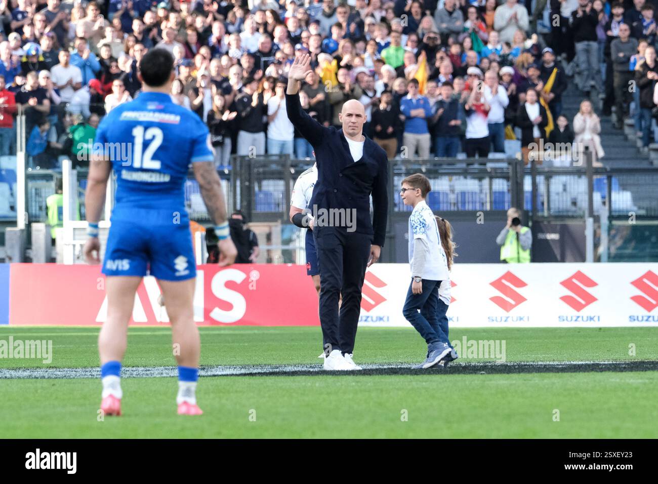 Rome, Italie. 23 février 2025. Sergio Parisse, ancien joueur de l'équipe nationale italienne, accueille le public avant le début du match entre l'Italie et la France lors des six Nations masculines Guinness 2025, au Stadio Olimpico de Rome. Match entre l'Italie et la France du Guinness Men's six Nations 2025 à Rome (Italie). La France gagne contre l'Italie avec un score de 24 - 73. Crédit : SOPA images Limited/Alamy Live News Banque D'Images