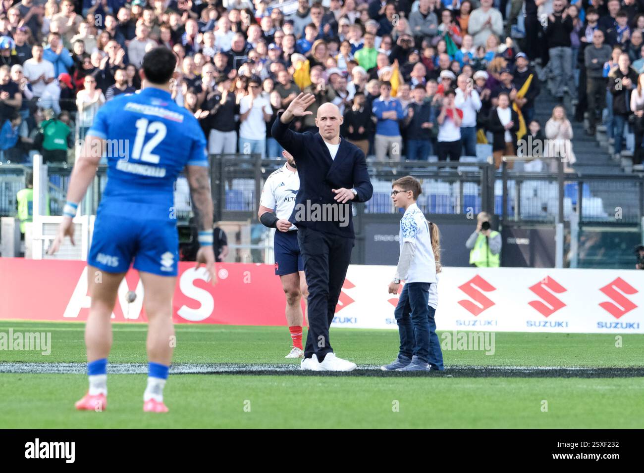 Rome, Italie. 23 février 2025. Sergio Parisse, ancien joueur de l'équipe nationale italienne, accueille le public avant le début du match entre l'Italie et la France lors des six Nations masculines Guinness 2025, au Stadio Olimpico de Rome. Match entre l'Italie et la France du Guinness Men's six Nations 2025 à Rome (Italie). La France gagne contre l'Italie avec un score de 24 - 73. (Photo de Davide Di Lalla/SOPA images/SIPA USA) crédit : SIPA USA/Alamy Live News Banque D'Images