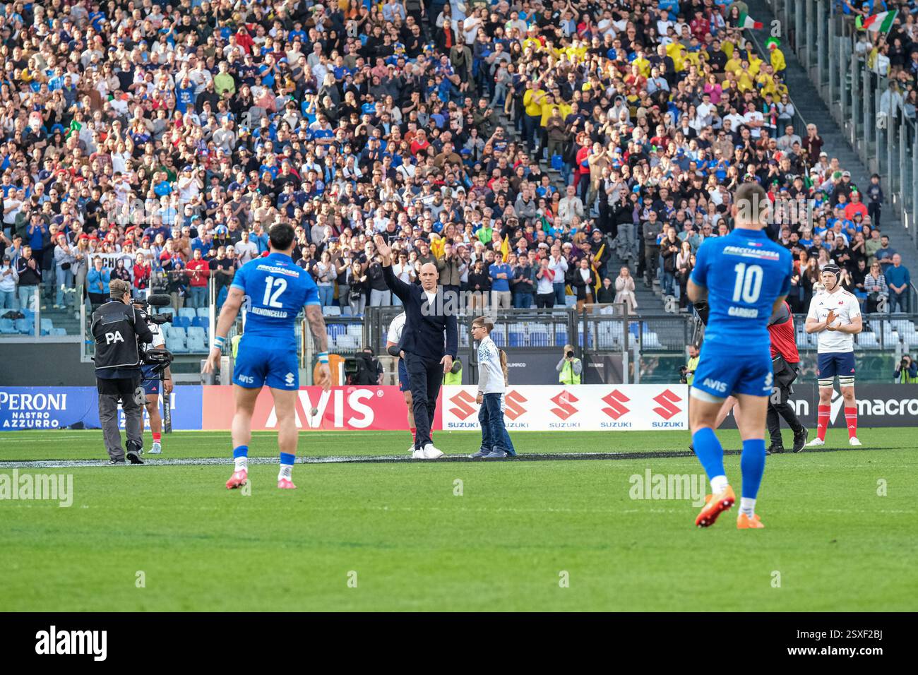 Sergio Parisse d'Italie avec ses enfants avant le début du match Italie contre France lors du Guinness six Nations de rugby masculin au stade olympique de Rome, Italie. L'équipe de France gagne contre l'Italie avec un score de 24-73. (Photo de Elena Vizzoca / SOPA images/SIPA USA) Banque D'Images
