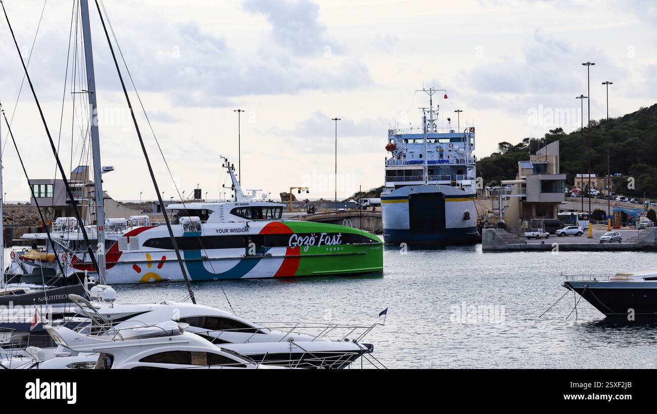 Le ferry rapide pénètre dans le port sur l'île méditerranéenne de Gozo Banque D'Images