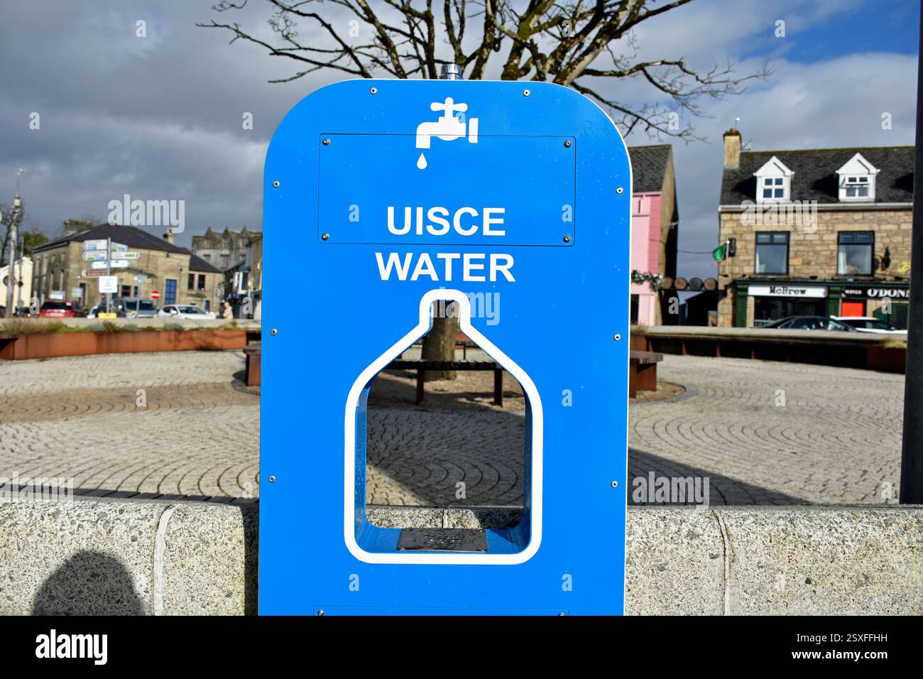 Uisce Éireann ou Irish Water, fontaine d'eau potable publique dans la ville de Donegal, Irlande. Banque D'Images