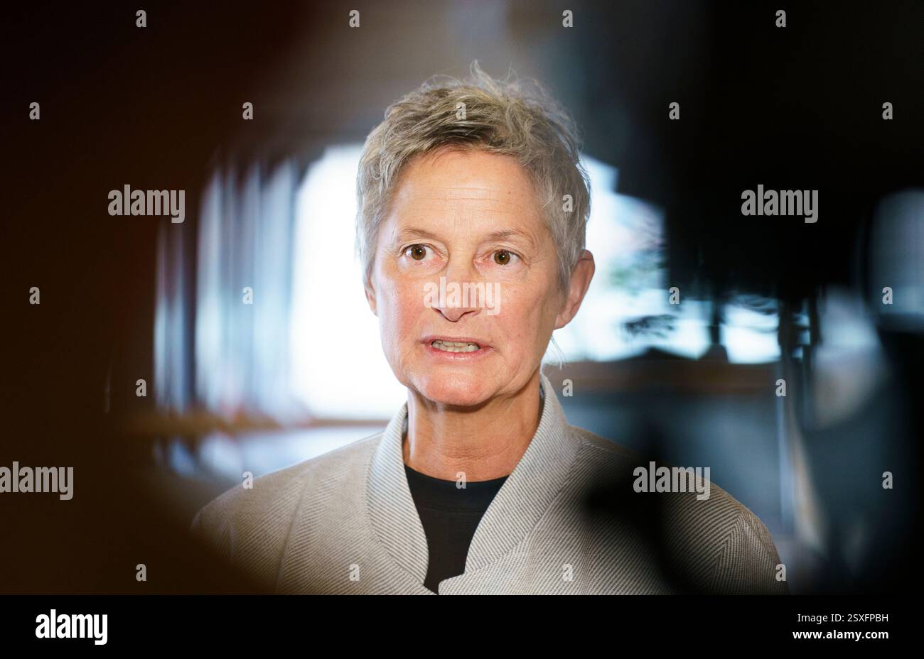Kaiserslautern, Allemagne. 24 février 2025. Beate Kimmel (SPD), maire de Kaiserslautern, commente aux médias les résultats des élections au Bundestag dans sa ville. L'AFD a fait des gains significatifs dans l'élection fédérale ici. Il atteint 25,9 %, faisant de Kaiserslautern l'un des deux bastions de l'ouest. Crédit : Andreas Arnold/dpa/Alamy Live News Banque D'Images