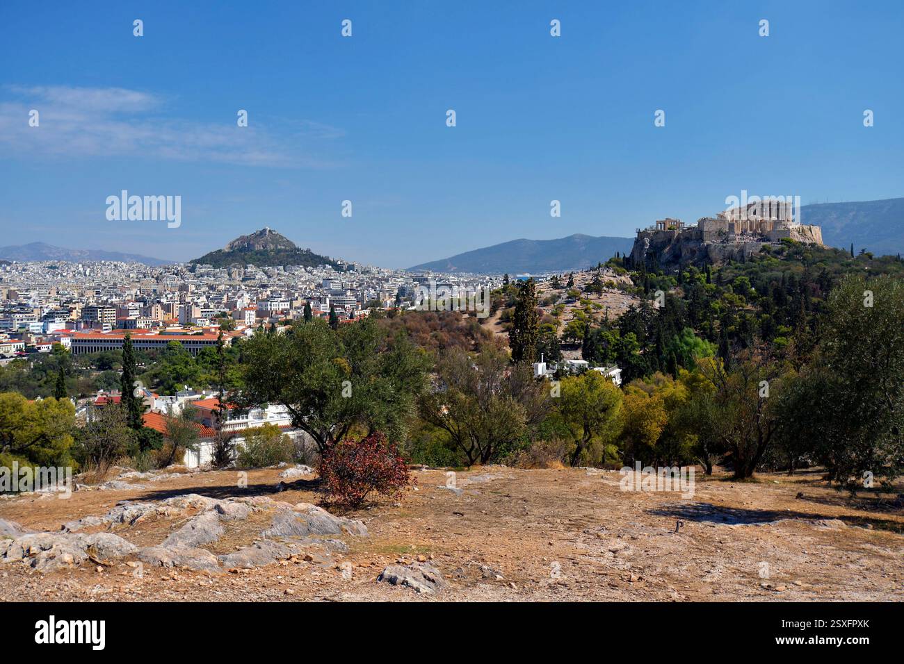 Athènes, Grèce - 24 septembre 2024 : vue depuis la colline du Sphinx alias colline de Pnyx avec panorama de la ville sur l'Acropole et la colline du Lycabette Banque D'Images