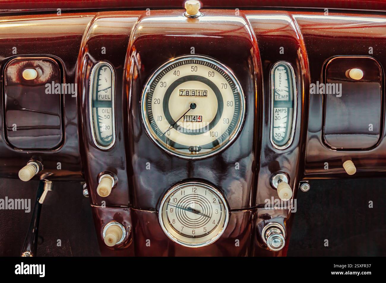 Gros plan d'un intérieur des années quarante d'une voiture classique américaine marron avec compteur de vitesse et horloge Banque D'Images
