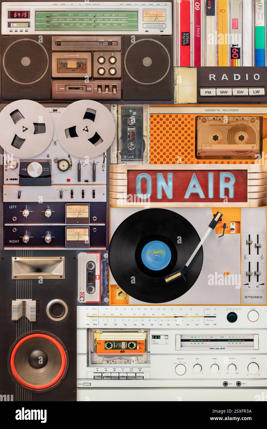 Collection verticale de platines, haut-parleurs, cassettes compactes et magnétophones vintage Banque D'Images