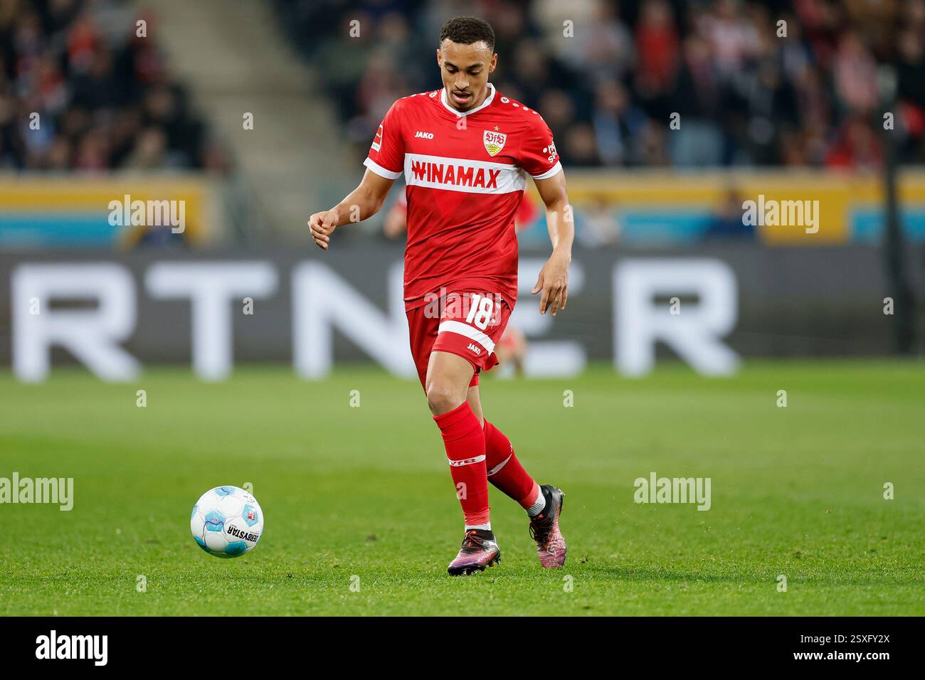 Sinsheim, Deutschland. 23 février 2025. im Bild : Jamie Leweling (VFB Stuttgart, 18), 23.02.2025, Fussball, Bundesliga, TSG Hoffenheim - VfB Stuttgart, GER, Sinsheim, PreZero Arena, DFL LA RÉGLEMENTATION INTERDIT TOUTE UTILISATION DE PHOTOGRAPHIES COMME SÉQUENCES D'IMAGES ET/OU QUASI-VIDÉO. Crédit : dpa/Alamy Live News Banque D'Images