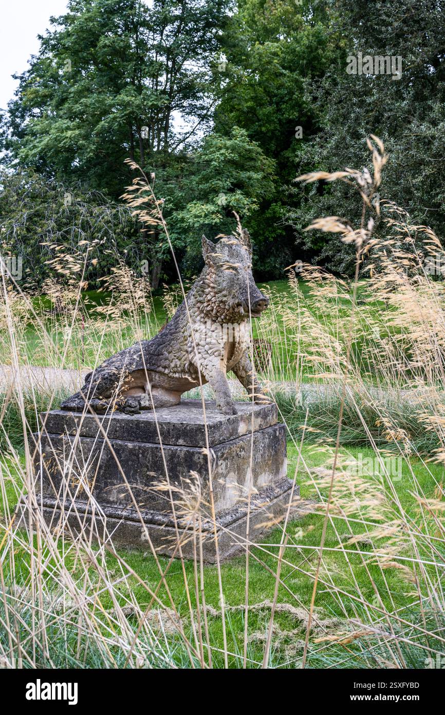Statue de sanglier et herbes à l'extérieur de Bayfield Hall, une maison de campagne du 18ème siècle à Norfolk, Royaume-Uni. Banque D'Images