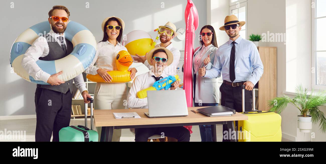 Équipe de collègues d'affaires heureux et souriants prêts pour leurs vacances d'été ensemble Banque D'Images