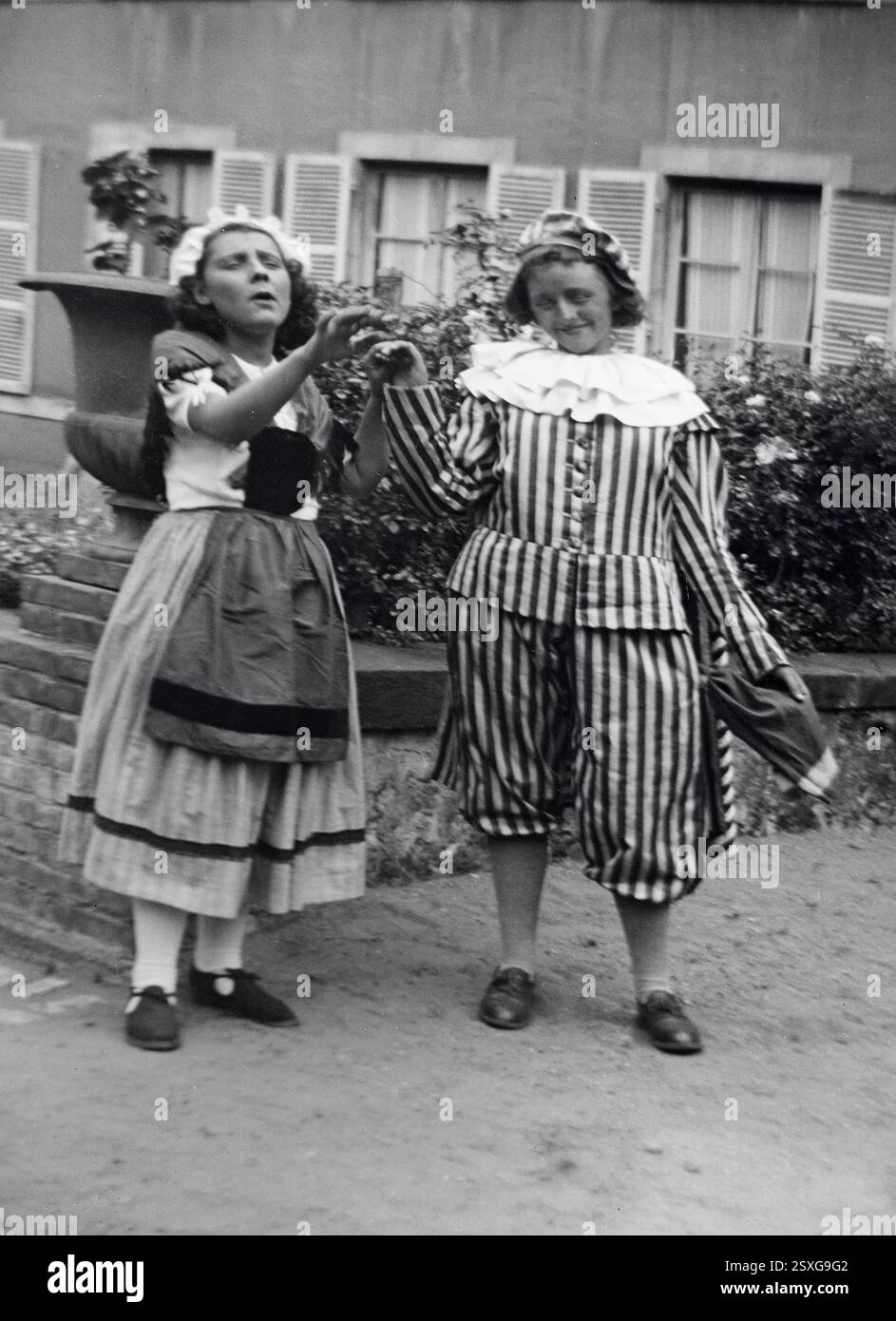 Dramatiques amateurs françaises, théâtre amateur, acteurs ou actrices vêtus de robe fantaisie, robe folklorique et costume de clown. Vintage ou historique noir et blanc ou monochrome image c1950 Banque D'Images