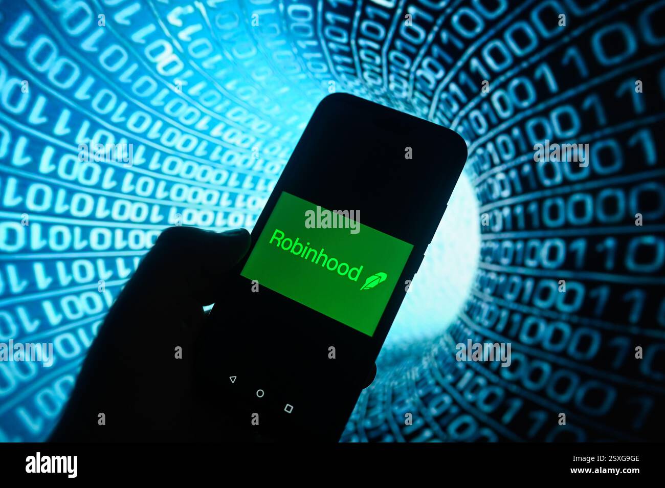 Pologne. 24 février 2025. Dans cette illustration photo, un logo Robinhood est affiché sur un smartphone avec un code binaire sur le fond. Crédit : SOPA images Limited/Alamy Live News Banque D'Images