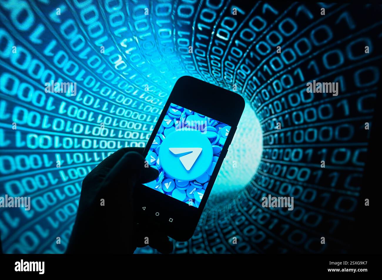 Pologne. 24 février 2025. Dans cette illustration photo, un logo Telegram est affiché sur un smartphone avec un code binaire sur le fond. Crédit : SOPA images Limited/Alamy Live News Banque D'Images
