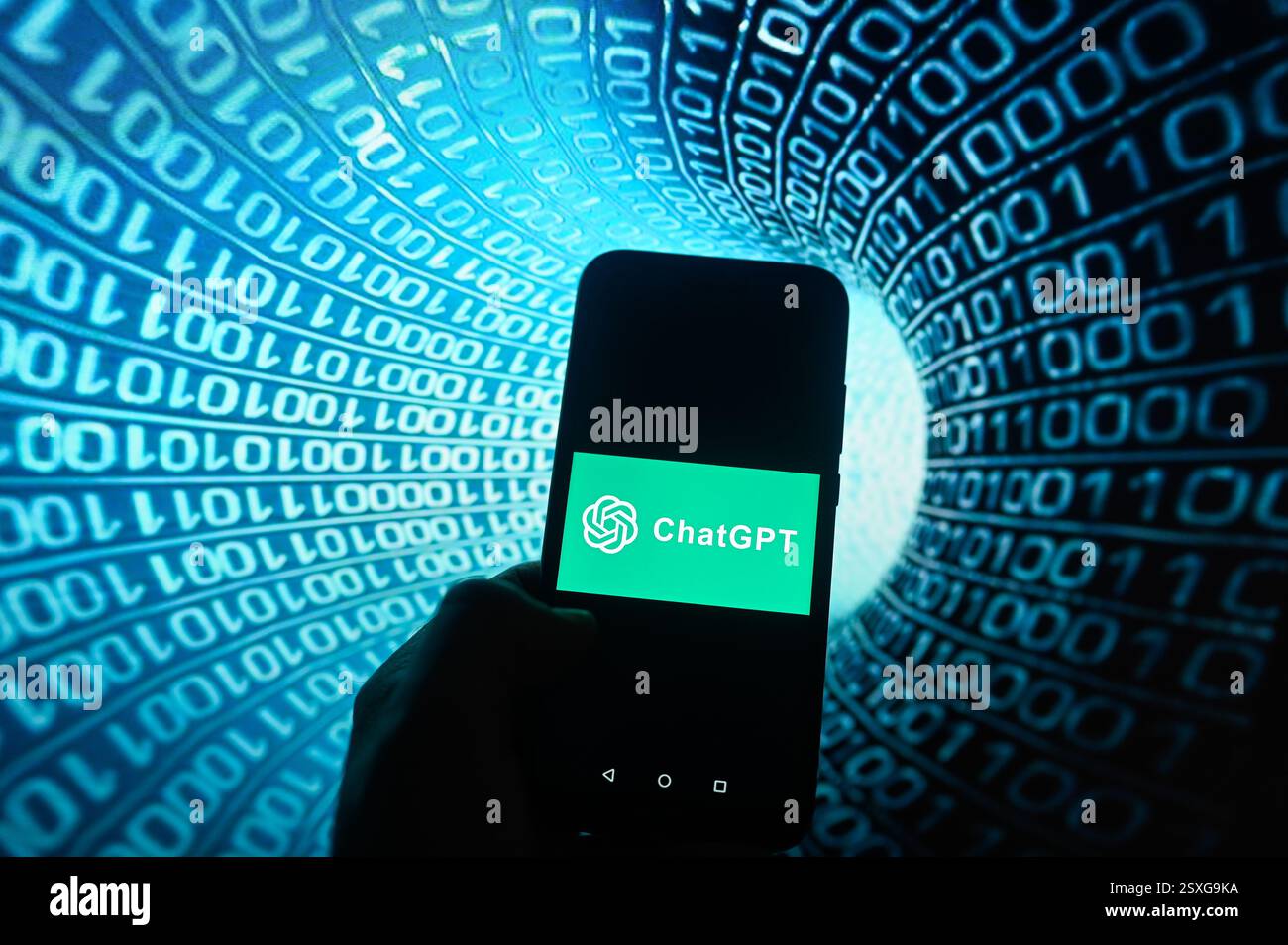Pologne. 24 février 2025. Dans cette illustration photo, un logo Ghat GPT est affiché sur un smartphone avec un code binaire sur le fond. Crédit : SOPA images Limited/Alamy Live News Banque D'Images