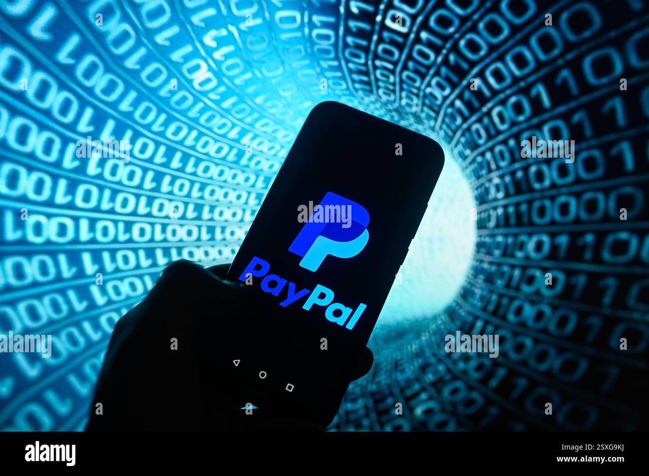 Pologne. 24 février 2025. Dans cette illustration photo, un logo Paypal est affiché sur un smartphone avec un code binaire sur le fond. Crédit : SOPA images Limited/Alamy Live News Banque D'Images