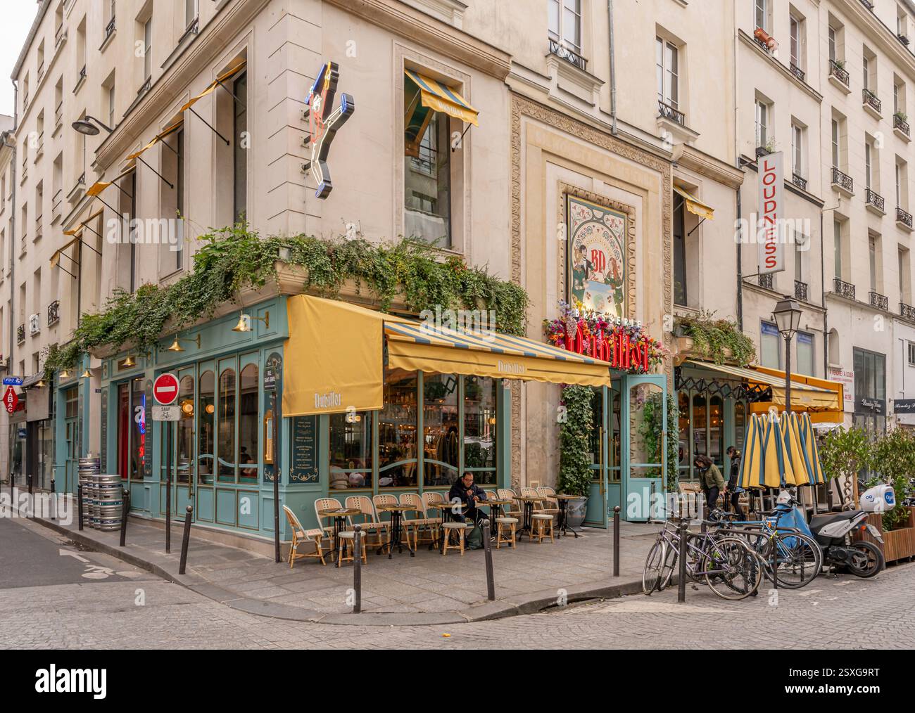 Paris, France - 02 23 2022 : vue sur la façade colorée d'une brasserie typiquement parisienne Banque D'Images