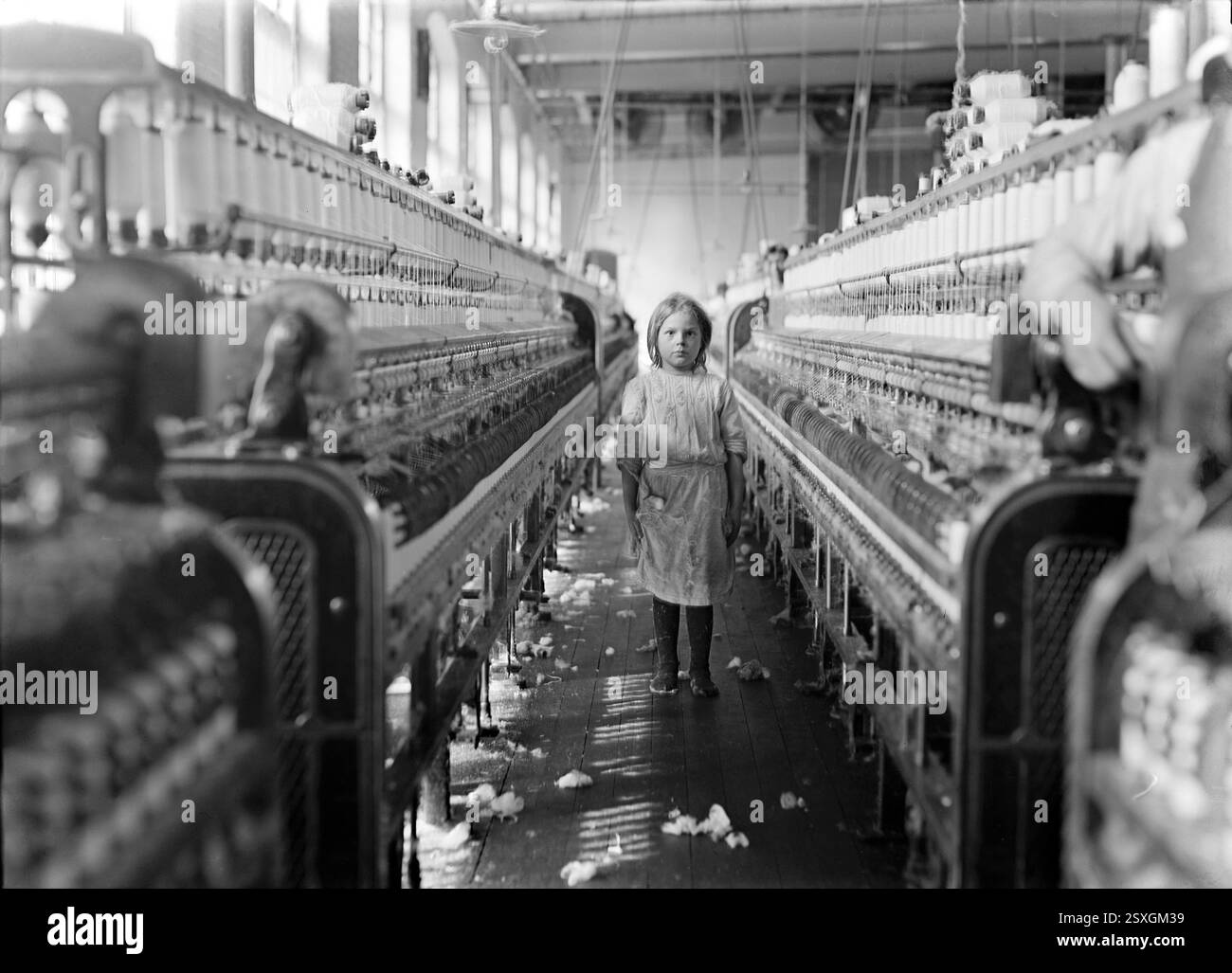 A Little Spinner in the Mollahan Mills, Newberry, S.C. par Lewis Hine (1874-1940), 1908. La photographie montre une jeune fille travaillant dans une usine de coton comme travail des enfants Banque D'Images