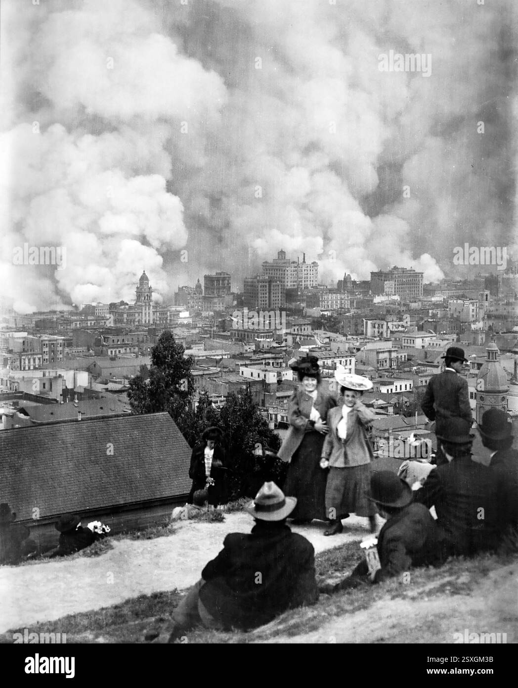 Tremblement de terre de San Francisco. 18 avril 1906. Deux filles posant pour une photographie devant l'incendie de San Francisco après le tremblement de terre de 1906. Photo d'Arnold Genthe. Banque D'Images