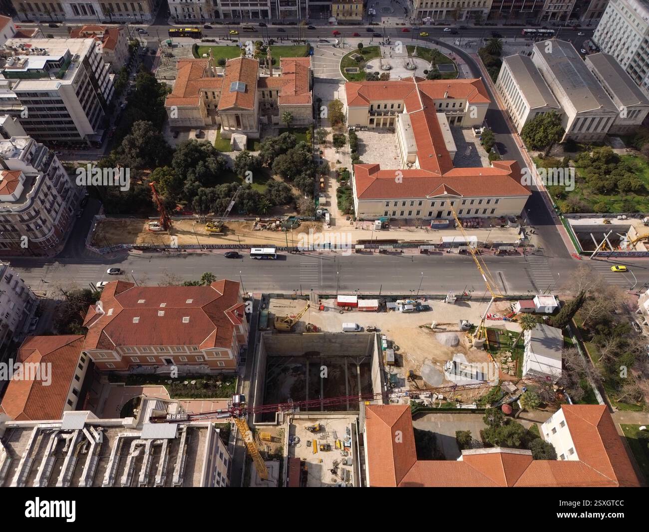Dans une vue aérienne, les travaux de construction de la nouvelle station de métro Academy progressent le 23 février 2025 à Athènes, en Grèce. La nouvelle ligne 4 du métro d'Athènes en construction est la plus grande initiative de travaux publics en cours de Grèce, qui ajoutera 15 stations de métro sur 13 kilomètres. Crédit : Dimitris Aspiotis/Alamy Banque D'Images