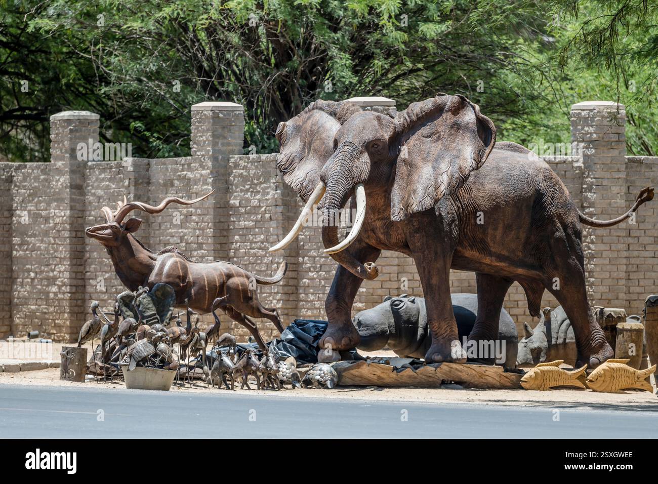 Big Wooden Elefant et Orix en vente au marché de l'artisanat, tourné dans la lumière brillante de fin de printemps à Okahandja, Namibie, Afrique Banque D'Images