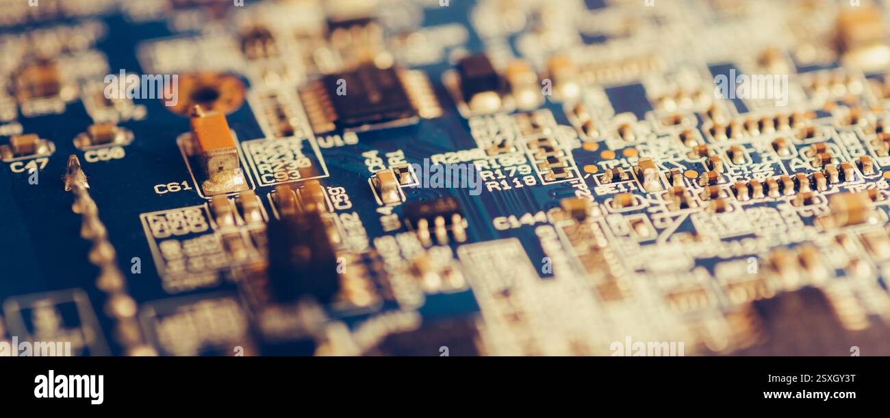 Composants électroniques, les croustilles et les condensateurs sur la carte bleue, vue en gros plan. Technologie concept Banque D'Images