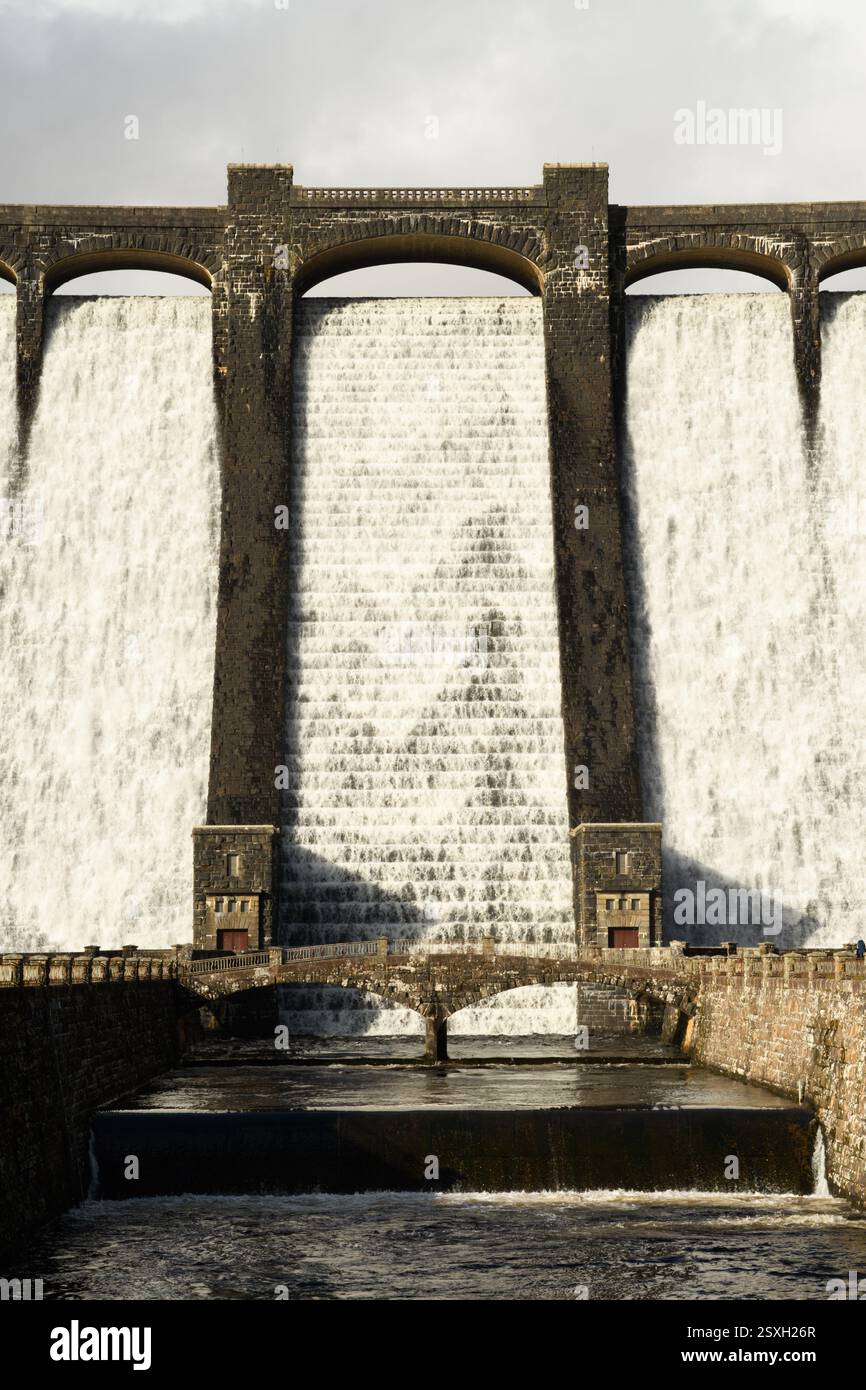 Barrage de Claerwen, Elan Valley, centre du pays de Galles, Royaume-Uni. 24 février 25. Météo britannique : le barrage déborde aujourd'hui suite à de fortes pluies. Crédit : Andrew Bartlett/Alamy Live News Banque D'Images