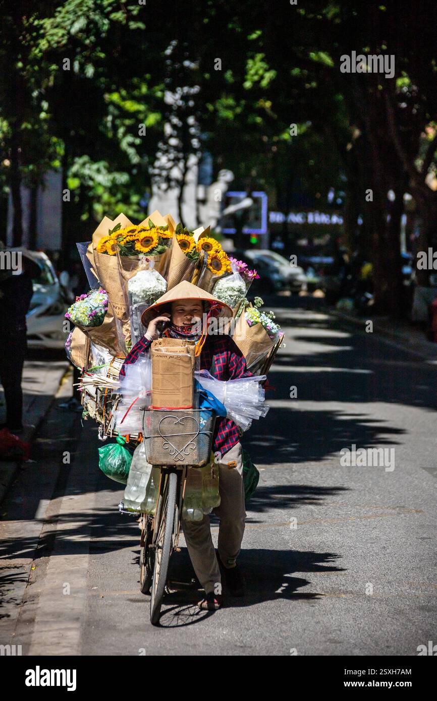 Femme vendant des fleurs sur le steet, Hanoi, Vietnam Banque D'Images
