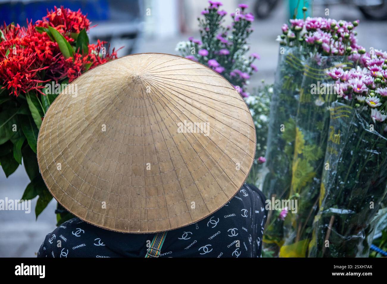 Femme vendant des fleurs sur le steet, Hanoi, Vietnam Banque D'Images
