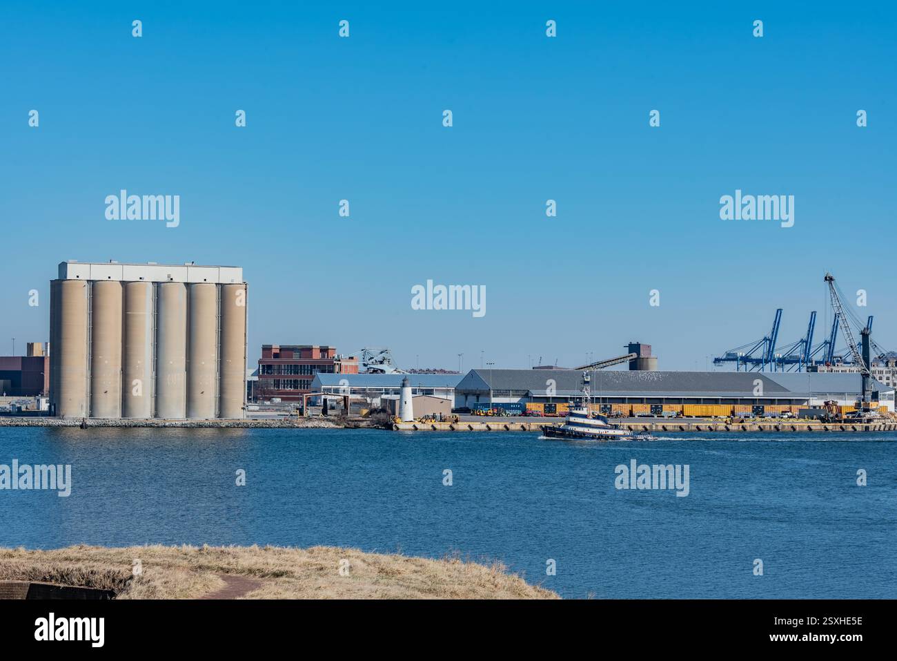 Bateau remorqueur naviguant à travers le port de Baltimore lors d'une belle après-midi d'hiver, Maryland Banque D'Images
